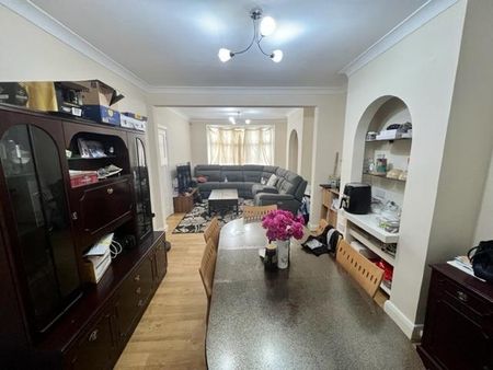 4 bedroom semi-detached house to rent - Photo 2