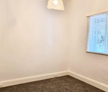 Stylish Contemporary Two-Bedroom Semi in Prime Location - Photo 4