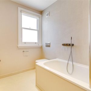 2 bedroom flat in London - Photo 3