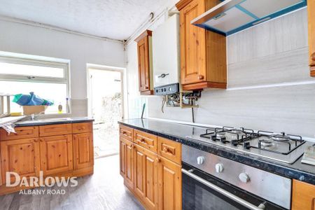 4 bedroom end of terrace house to rent - Photo 3