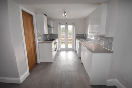 3 bedroom semi-detached house to rent - Photo 2