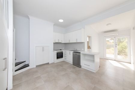 Beautiful Townhouse Conveniently Located! - Photo 5