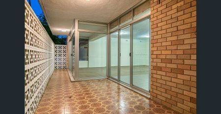 Spacious 3 Bedroom Ground Floor Apartment located moments to all of Double Bay's offerings ! - Photo 5