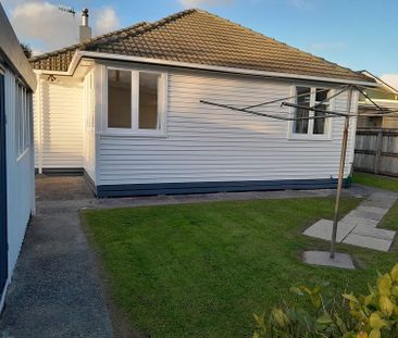 Newly decorated 4BR Home in popular Trentham - Photo 6