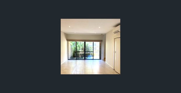 Two bedroom townhouse in great location - Photo 1