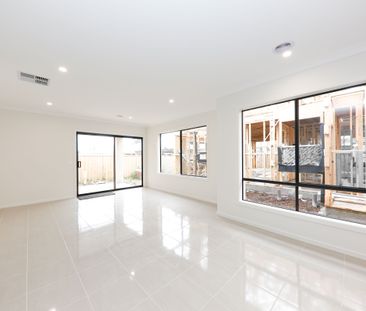 Generous Home with 4 bedroom & 2 living - Available now. - Photo 6