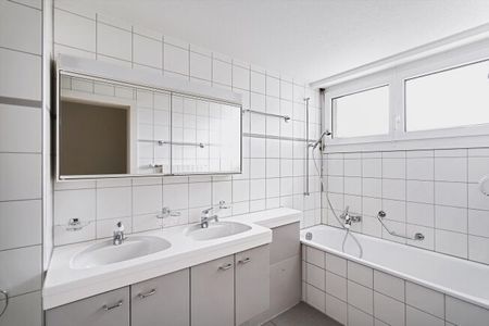 Living in style with a fantastic view - Photo 5