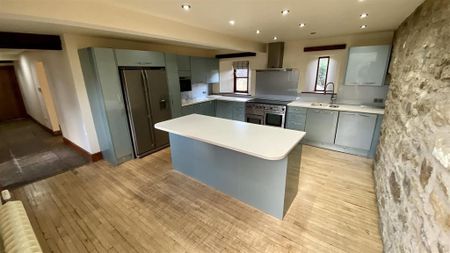 5 bedroom semi-detached house to rent - Photo 2