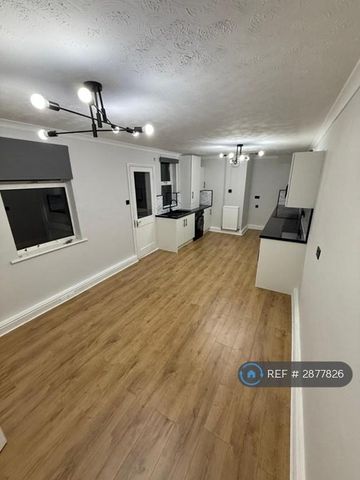4 bedroom semi-detached house to rent - Photo 3