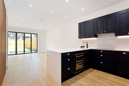 Recently built four double bedroom house with off street parking - Photo 4