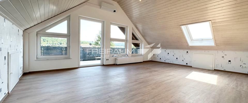 FREIRAUM4 +++ Geräumige Dachgeschosswohnung mit Balkon und Aussicht ! - Photo 1