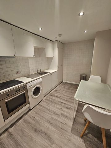 2 Bed - Flat 1, 12-14 Merrion Place, Leeds - LS1 6PQ - Student/Professional - Photo 2