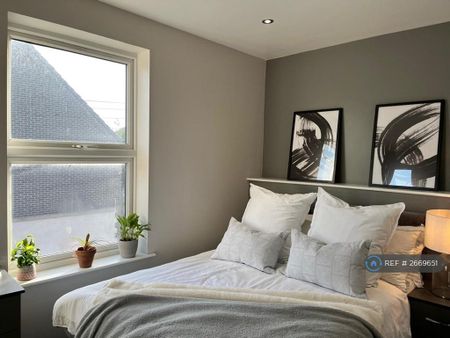 1 bedroom in a house share to rent - Photo 3