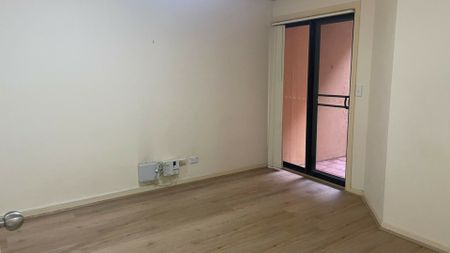 GROUND FLOOR UNIT! 2 minute walk to Shops & Station - Photo 3