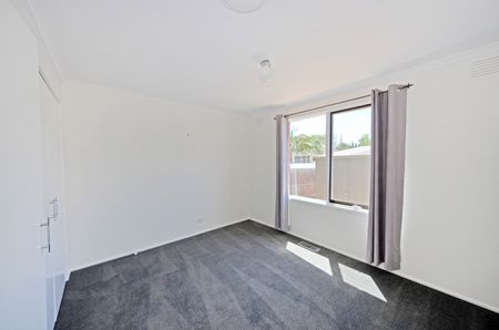 Five Bedroom House in Prime Wheelers Hill Location - Photo 4