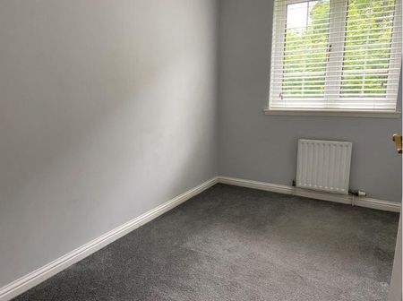 3 bedroom flat to rent - Photo 4