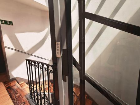 ✨ ESTUDIO EN ALQUILER RECIÉN REFORMADO EN PLENO CHUECA | ASCENSOR | VELUX | VIGAS DE MADERA - Photo 5