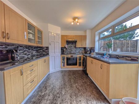 2 bedroom end of terrace house to rent - Photo 4