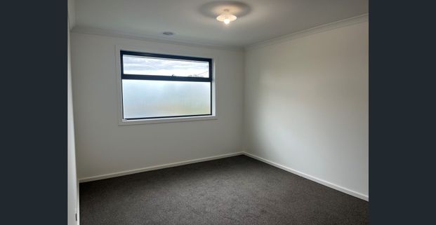 Modern 5-Bedroom Home Perfect for Family Living - Photo 1