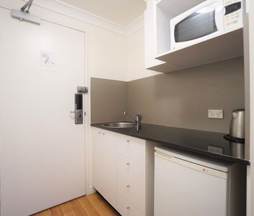 Fully Furnished Modern Studio, Minutes To Everything You Need - Photo 2