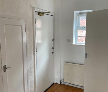 3 Bed Flat, Edge Lane, M32 - Photo 6