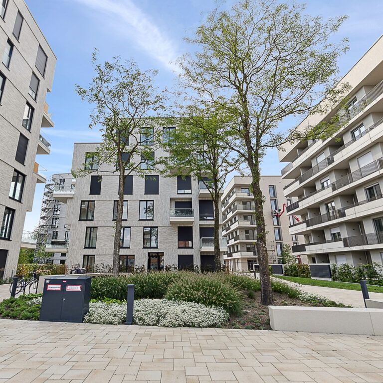 Neubau! 4-Zimmer-Wohnung mit Balkon und zwei Bädern (mietpreisgedämpft) - Photo 1