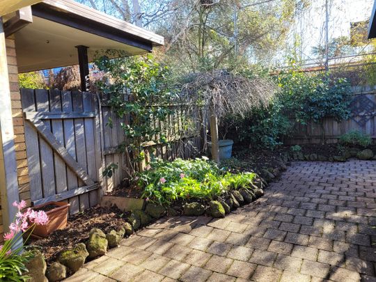 Lake Wendouree, 2BR, walk everywhere, light filled, cosy, 2 blocks from our beautiful Lake - Photo 1