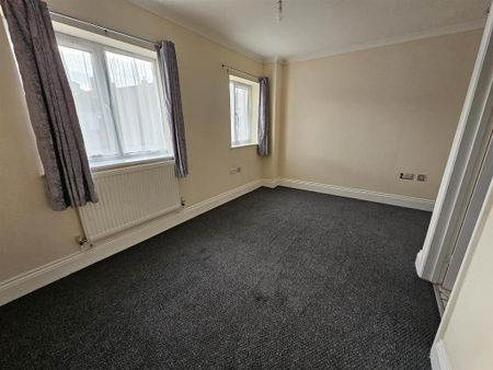 4 bedroom semi-detached house to rent - Photo 3