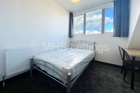 6 Bedroom Mid Terraced House for rent in Royal Park Grove - Photo 4