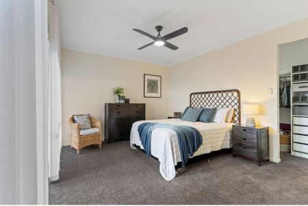 MODERN HOME WITH ALL THE EXTRAS - 2 LIVING AREAS, DUCTED AIRCON & SOLAR - Photo 3