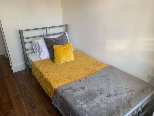 London Row Room 3 - Photo 1