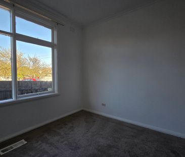 Spacious 3-Bed Home with Large Backyard - Photo 4