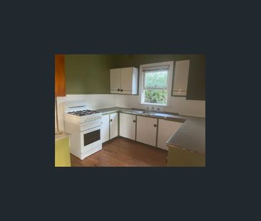 IDEALLY LOCATED FAMILY HOME CLOSE TO TRANSPORT AND SHOPS - Photo 6