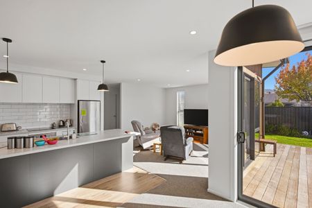 Lovely new home with great indoor and outdoor living spaces - Photo 2
