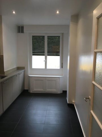 Idéalement situé dans Carouge, proche des transports publics (en face du bâtiment), grandes entreprises, restaurants et commerces. - Foto 2