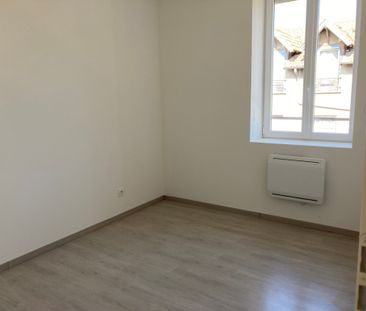 Location Appartement 4 pièces 69m² POUILLY SOUS CHARLIEU 42720 - Photo 2