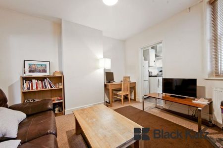 Beautiful one bed moments from London Bridge - Photo 2