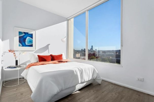 Light-Filled Corner Apartment with Sweeping City Views - Photo 1