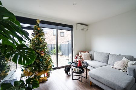 Prime Location Townhouse! - Photo 2