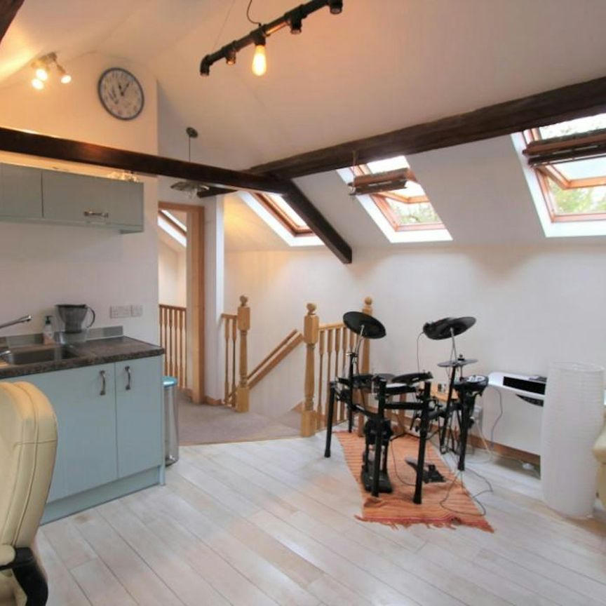 Flat to rent on - Photo 1
