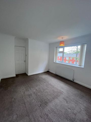3 bedroom flat to rent - Photo 4