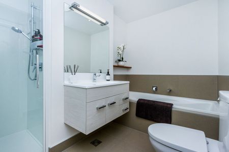 Fab spacious family home in great location with Double Garage!! - Photo 2