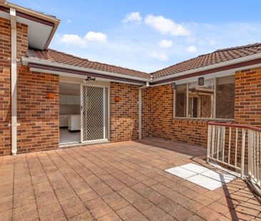 Spacious villa located within a boutique block of 3 - Photo 2