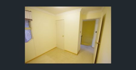 Top location lovely big townhouse with SOLAR ELECTRICITY 2 cars bays - Photo 3