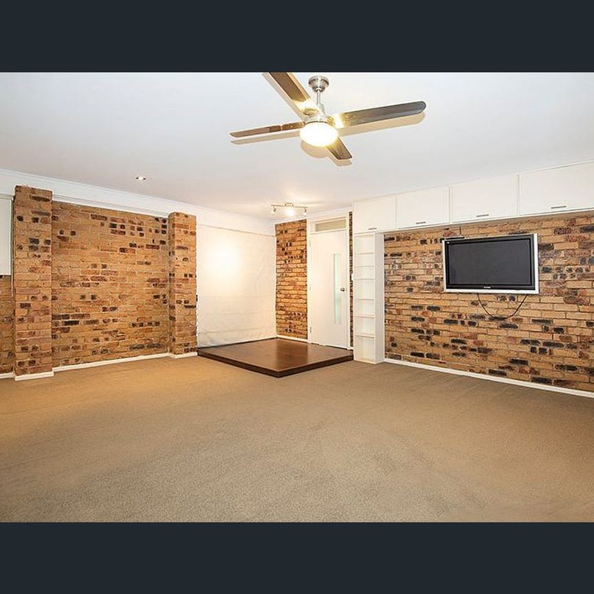 SPACIOUS FAMILY HOME WITH MULTIPLE LIVING AREAS, TEENAGE RETREAT & OUTDOOR ENTERTAINING! - Photo 1