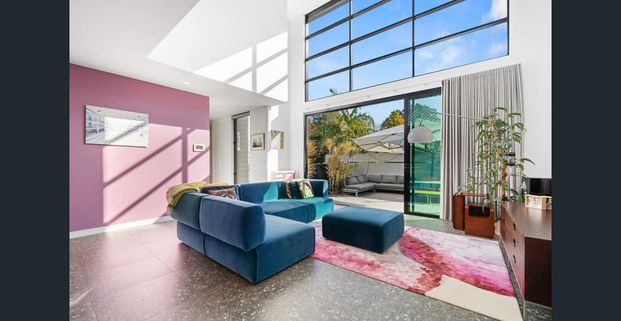 Sun drenched oasis - Photo 1