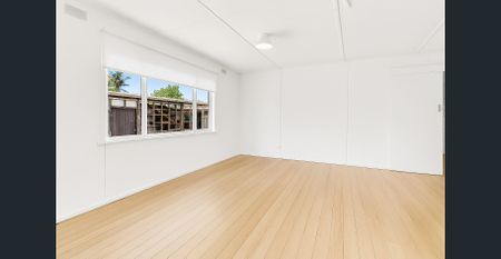 Spacious 5-bedroom, 2-bathroom home in the heart of Reservoir flexible dual-living layout! - Photo 3