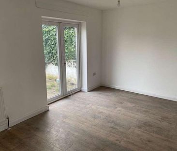 Home Gardens, Dagenham, RM10 - Photo 1