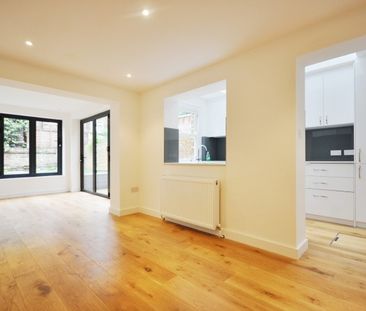 Two Bedroom Flat to rent in London - Photo 2