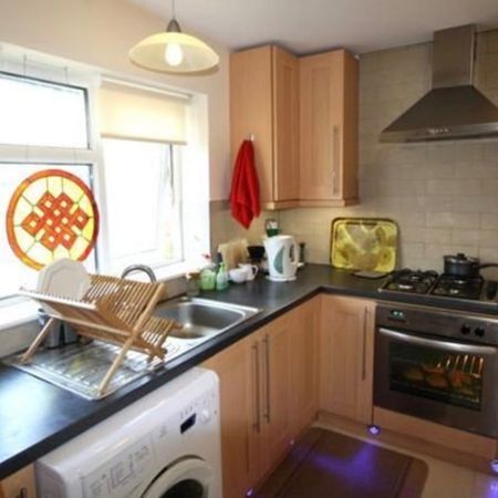 4 Bed Maisonette, St. Davids Close, HA9 - Photo 3